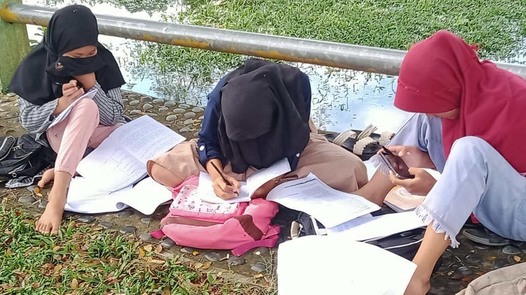 Pelajar Kaur Mencari Sinyal Hingga Ke Tepi Sungai, Sultan Minta Pemerintah Segera Bertindak
