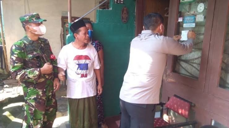 Petugas Gabungan Tempelkan Stiker Belum Vaksin Rumah Warga di Kebayoran Lama