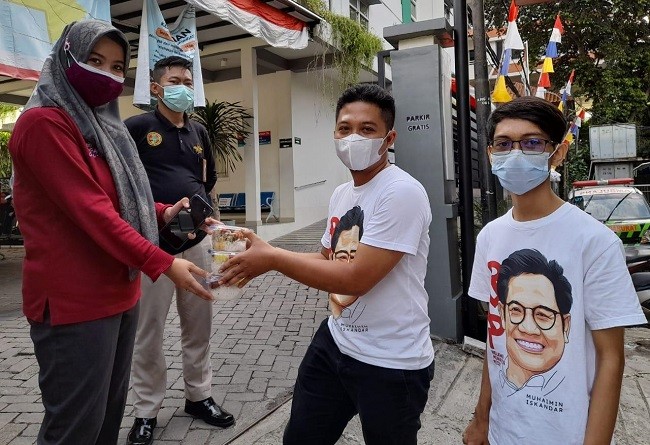 Peduli Nakes, Relawan Muhaimin Peduli Bagikan Ratusan Paket Makanan Gratis
