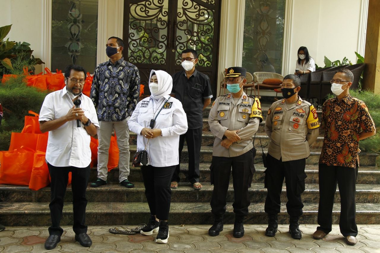 Komite II DPD RI Berikan Bansos Bagi Warga Terdampak Pandemi Covid-19