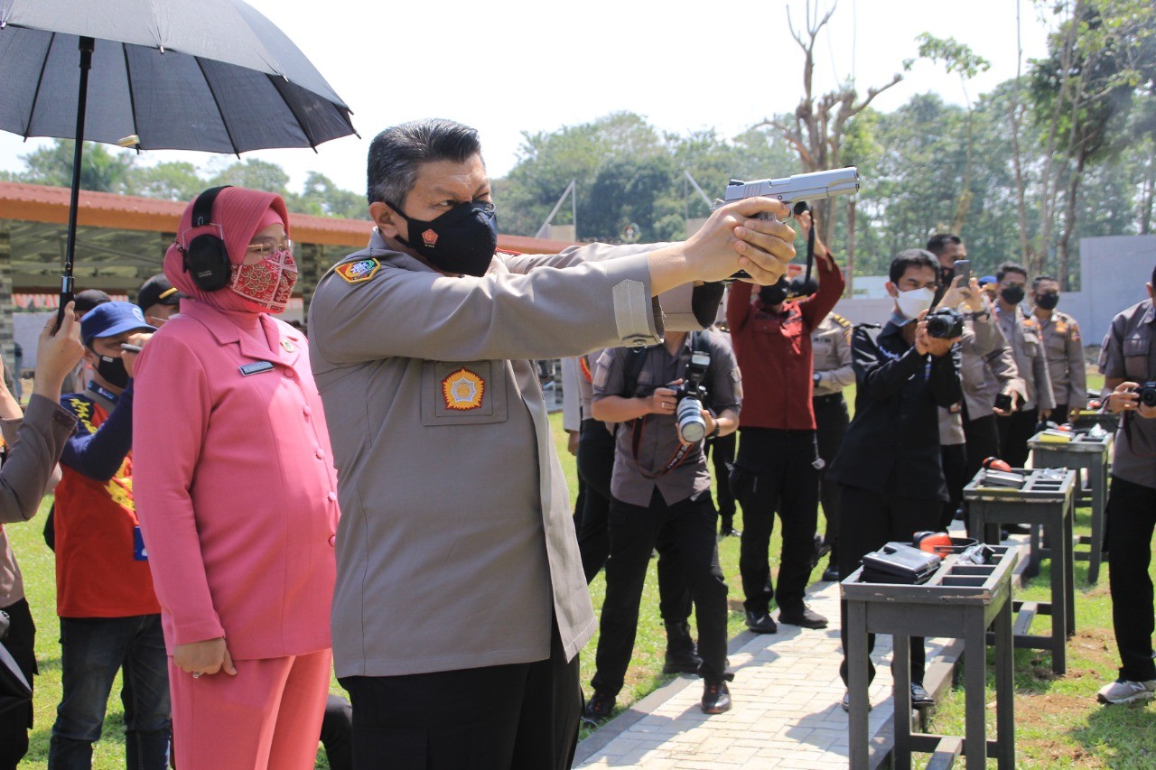 Resmikan Lapangan Tembak WSA, Begini Aksi Kalemdiklat Adu Tembak dengan Sang Istri