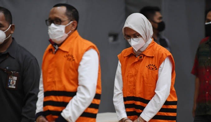 KPK Tahan Bupati Probolinggo dan Suaminya yang Juga Anggota DPR
