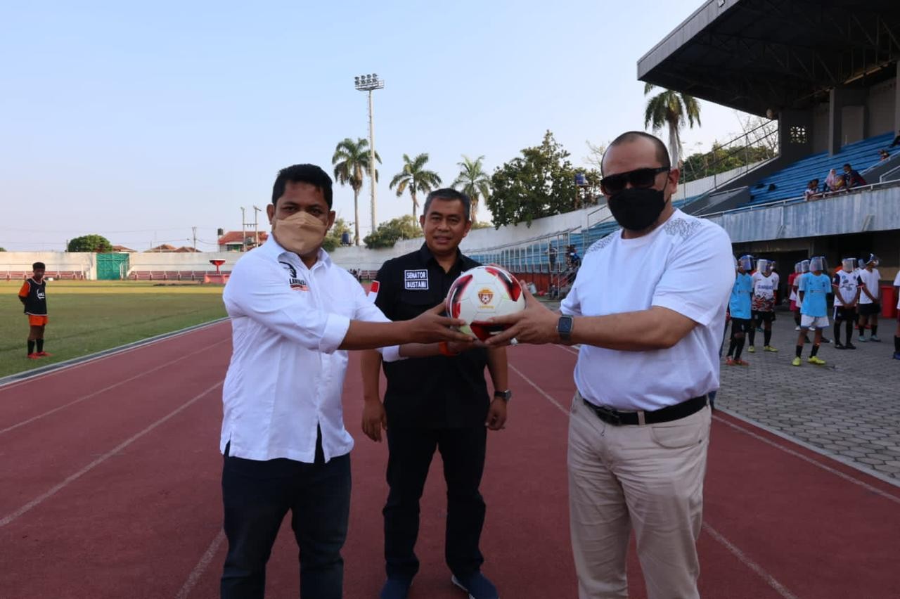 Tinjau SSB LaNyalla FC, Ketua DPD RI Serahkan Bantuan Peralatan Latihan