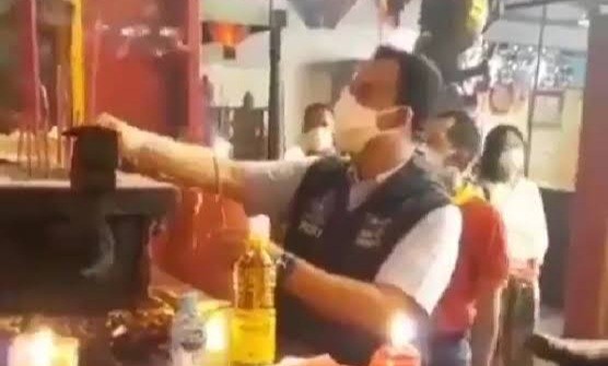 Anies Bakar Hio di Vihara, Lieus: Itu Penghormatan, Bukan Sembahyang