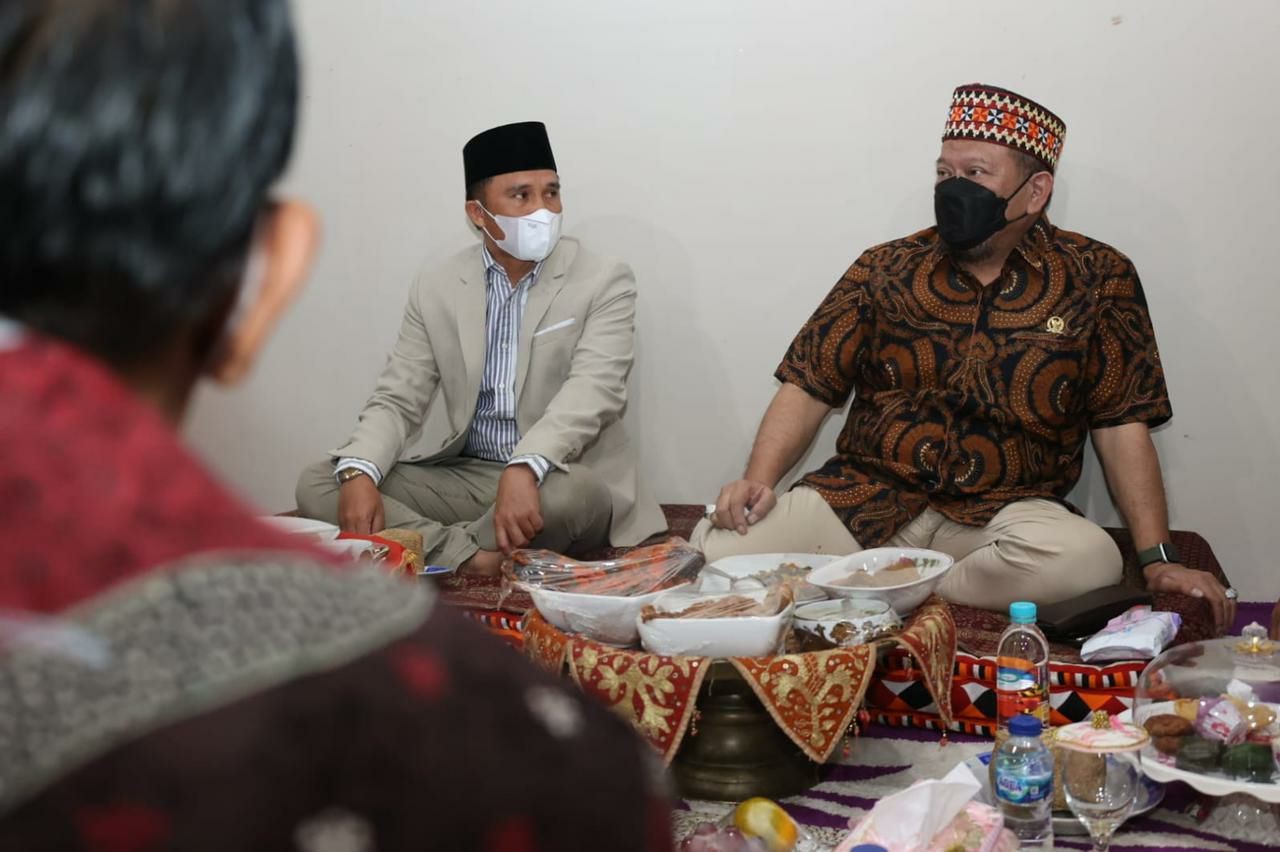 Ketua DPD RI Dijamu Nasi Lakkai Oleh Bupati Lampung Barat