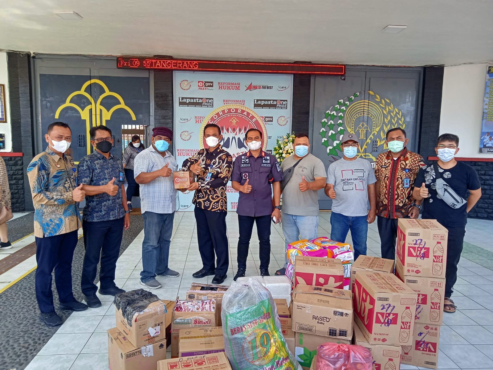 Balas Jasa, Mantan Warga Binaan Serahkan Bantuan bagi Lapas Tangerang