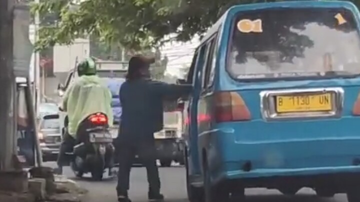 Videonya Viral Saat Lakukan Pungli ke Supir Angkot, Pria di Cilandak Diciduk
