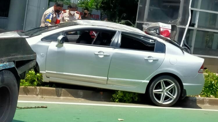 Hilang Kendali, Honda Civic Terbalik di Depan Polda Metro Jaya