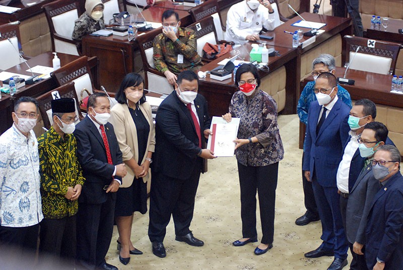 Komite IV DPD RI Serahkan DIM RUU HKPD Ke Pemerintah