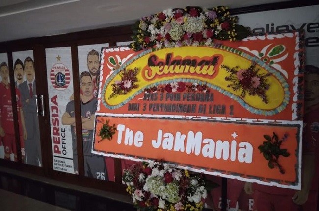 Sindiran Keras The Jakmania ke Persija, Kirim Papan Bunga Ucapan Selamat