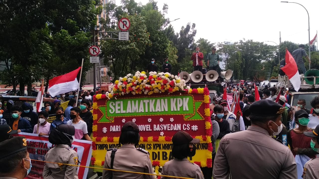 Bawa Karangan Bunga, Massa SAPU: Tanpa Novel Baswedan cs, KPK Makin Kuat, Koruptor Dibabat
