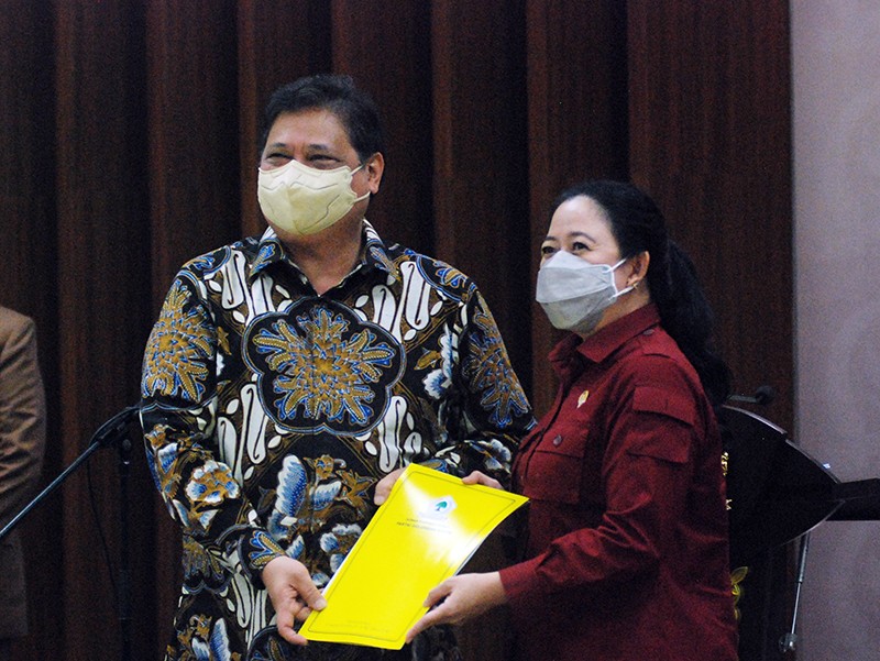 Ketum Golkar Serahkan Nama Pengganti Aziz Syamsudin Kepada Ketua DPR RI
