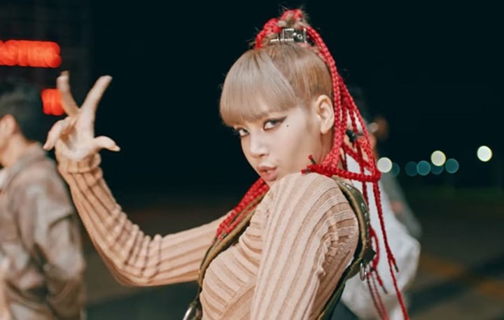 Ditegur Penggemar, Lisa Blackpink Minta Maaf