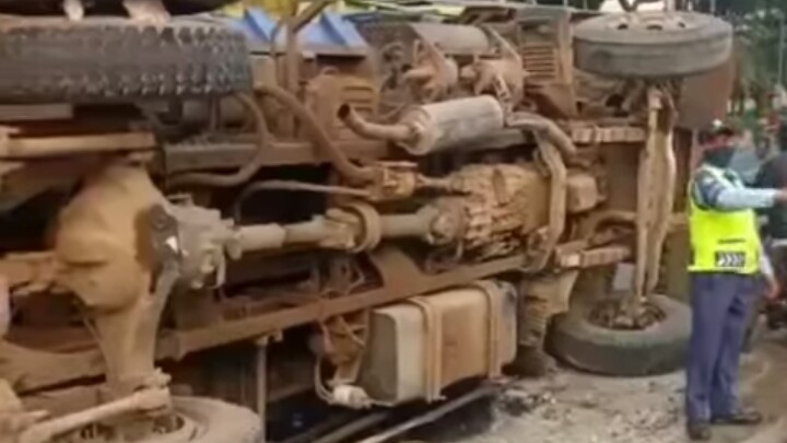 Truk Terguling di Depan Wisma Mulia, Tanah Berhamburan, Separator Jalan Hancur