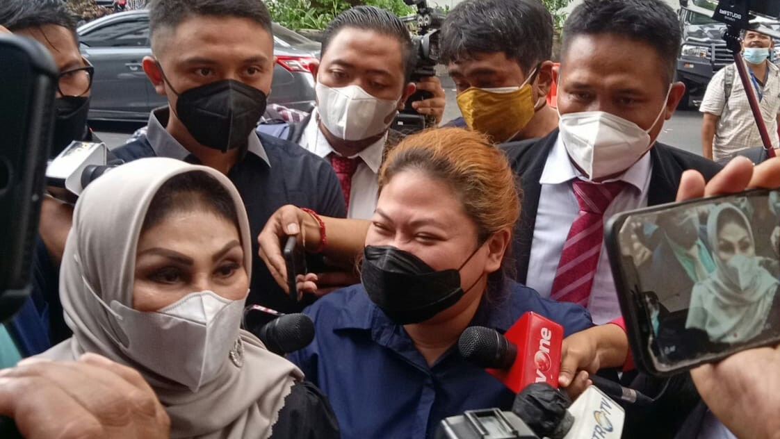 Diperiksa Polisi, Anak Nia Daniaty Bawa Sejumlah Bukti Tambahan
