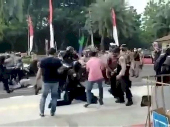 PKS Minta Polisi yang Banting Mahasiswa Dihukum