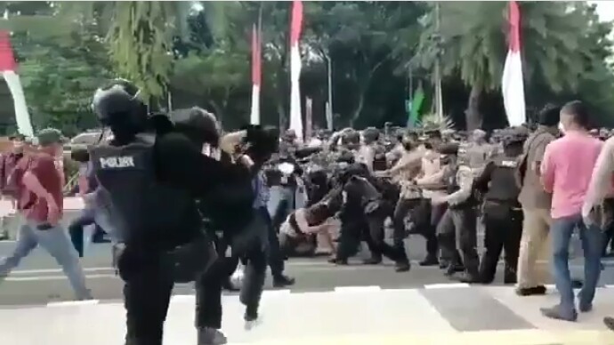 Seluruh Polisi yang Mengamankan Demo Saat Pembantingan Mahasiswa Diperiksa Propam