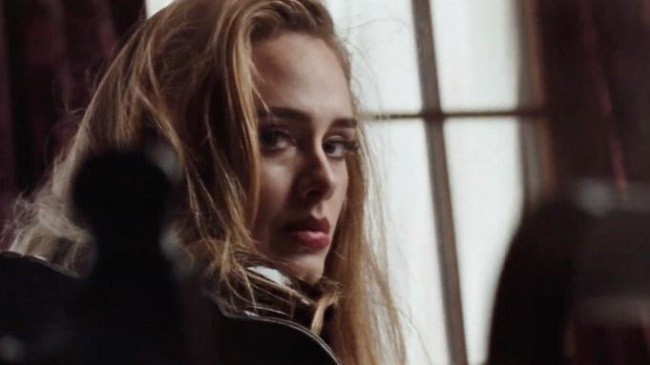 Vakum Enam Tahun, Adele Resmi Rilis Lagu 'Easy On Me'