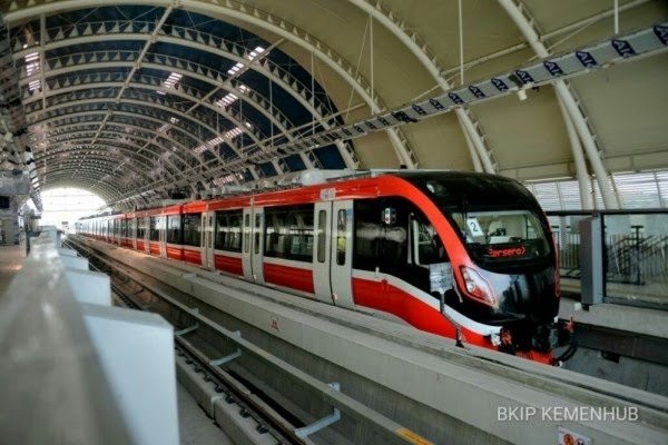 Hampir Rampung, Rangkaian Terakhir LRT Telah Berada di Lintasan