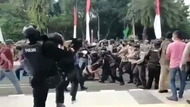 Oknum Polisi Pembanting Mahasiswa Disanksi, Ditahan dan Dimutasi Tanpa Jabatan