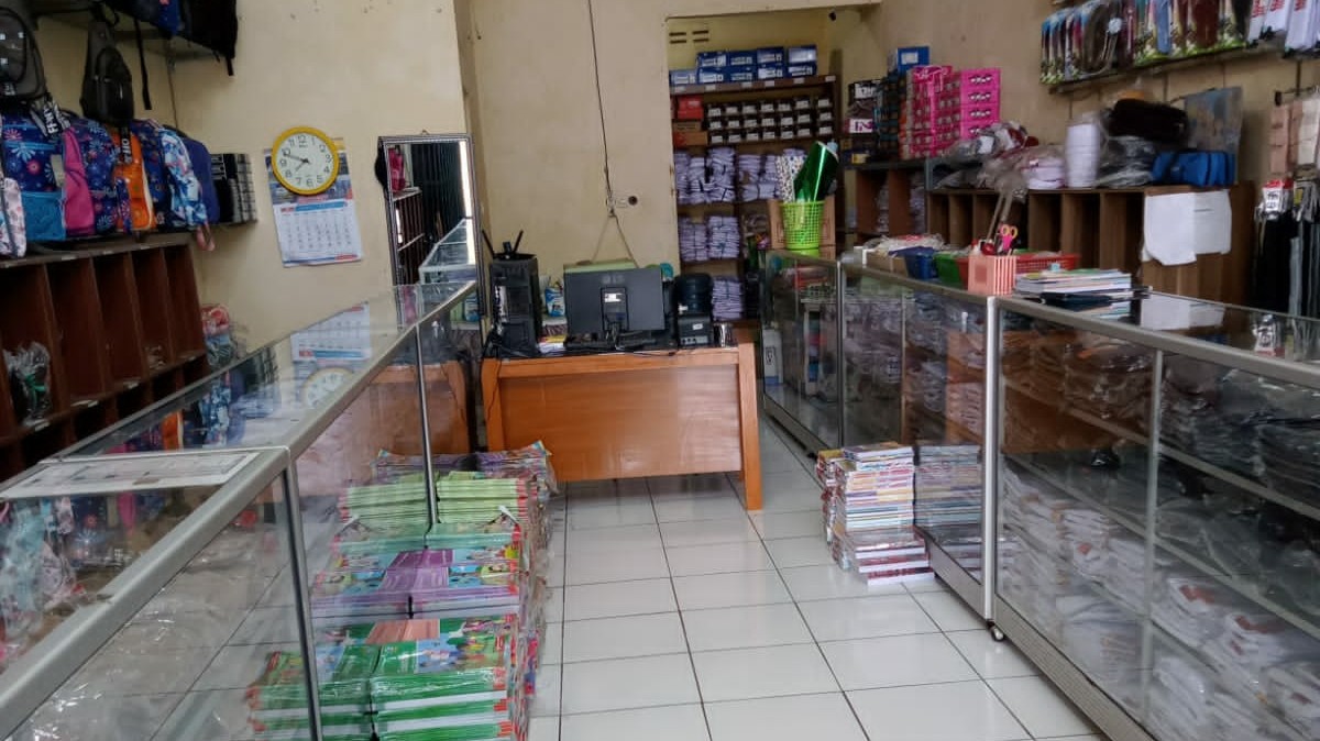 Sambut PTM Penuh, Toko Perlengkapan Sekolah Langsung 'Banjir' Pembeli