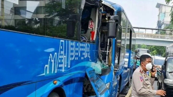 Diduga Rem Blong, TransJakarta Bertabrakan di Cawang, Dua Tewas