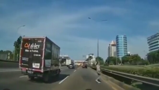 Seenaknya Seberangi Jalan Tol Fatmawati, Wanita Ini Dicari Polisi