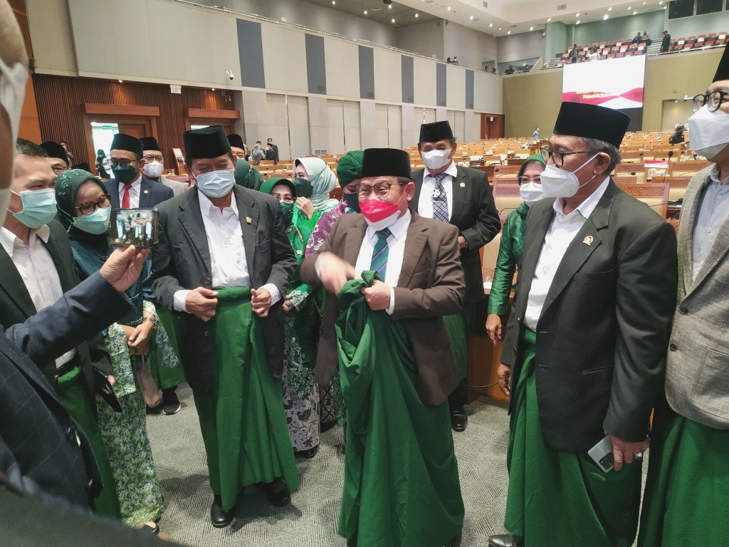 Fraksi PKB Hadiri Paripurna Dengan Kain Sarung