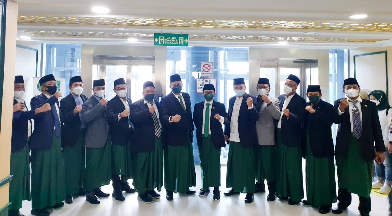 Unik, FPKB Rayakan Hari Santri Hadir di Paripurna dengan Kain Sarung
