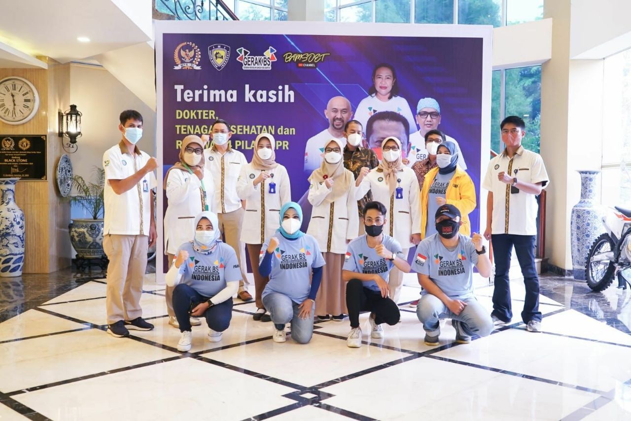 Bamsoet Berikan Sertifikat Penghargaan Kepada Nakes dan Relawan Vaksinasi Covid-19