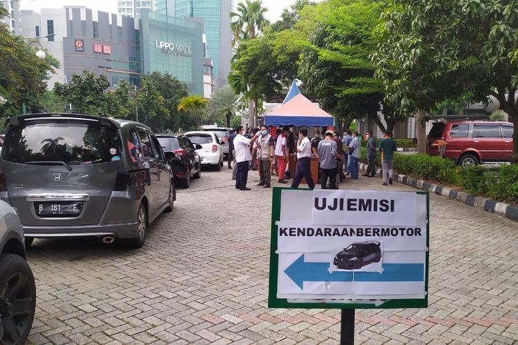 Ikut Uji Emisi Gratis, Ratusan Mobil Antre di Depan Kantor Wali Kota Jakbar
