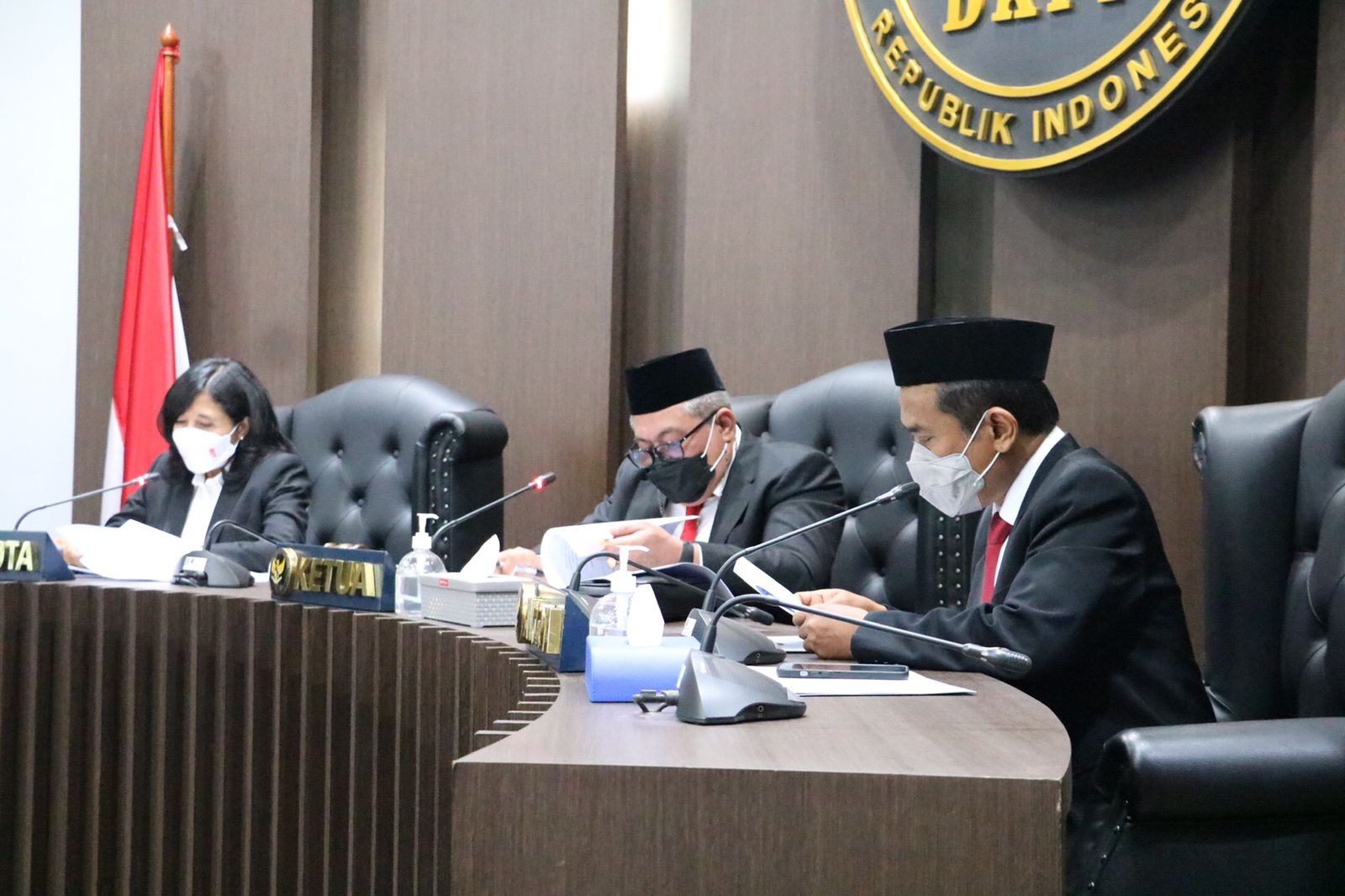 Tak Jaga Jarak dengan Orang Parpol, Anggota KPU Jeneponto Diberhentikan