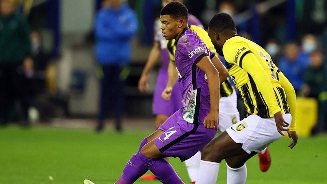 Spur Bantai Vitesse 3-2, Conte Cetak Sejarah dalam Laga Banjir Kartu Merah