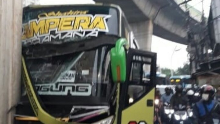 Hindari Pemotor, Bus Putri Luragung Hantam Tiang Beton di Ciledug