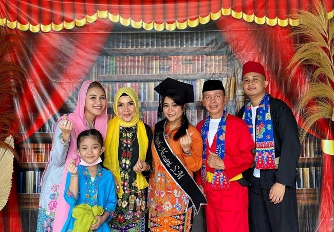 Lulus Kuliah Heboh, Adik Ayu Ting Ting Diarak Pakai Tanjidor