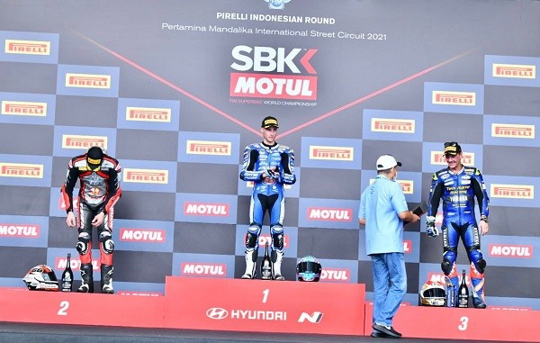 Bersama Presiden FIM Asia, Ketua MPR RI Serahkan Trofi Pemenang Race 2 Pirelli Indonesian Round World Super Sport 2021
