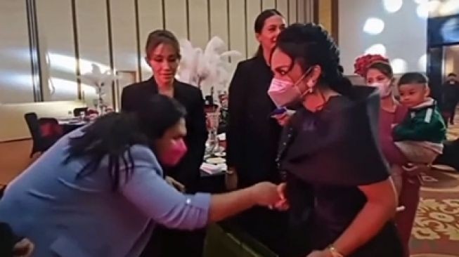 Tolak Tangannya Dicium Keanu, Krisdayanti Kembali Jadi Sorotan Publik