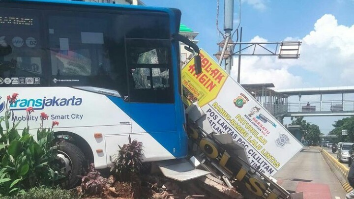 Tabrak Pos Lantas Hingga Roboh, Pengemudi TransJakarta Resmi Jadi Tersangka