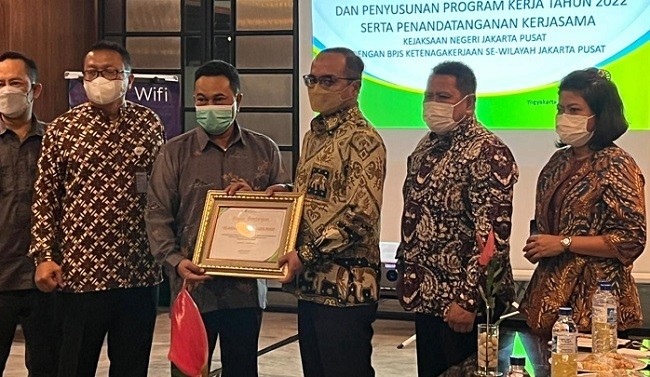 Pulihkan Keuangan Negara Rp 6 Miliar, Tim JPN Kejari Jakpus Terima Penghargaan 