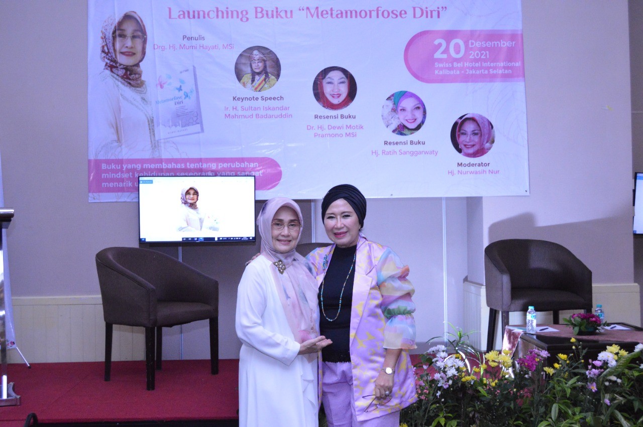 Dewi Motik dan Ratih Sanggarwaty Puji Buku Metamorfosa Diri, Ini Alasannya