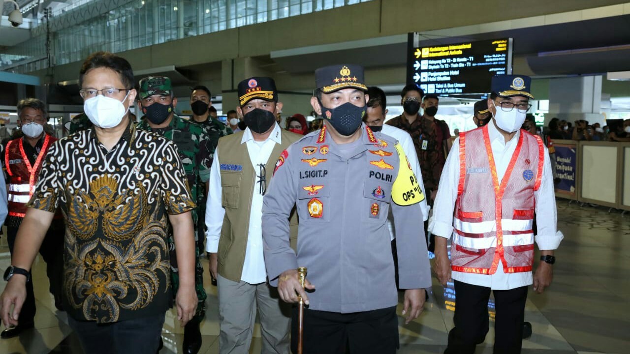Tinjau Bandara Soetta Jelang Natal, Kapolri Minta Tegakkan Prokes dan Karantina