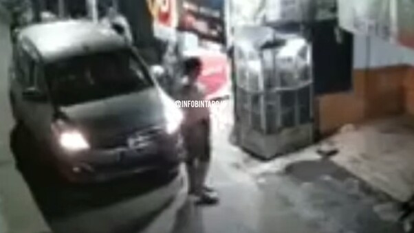 Tenteng Senjata Bak Jagoan, Pria di Pondok Aren Diburu Polisi