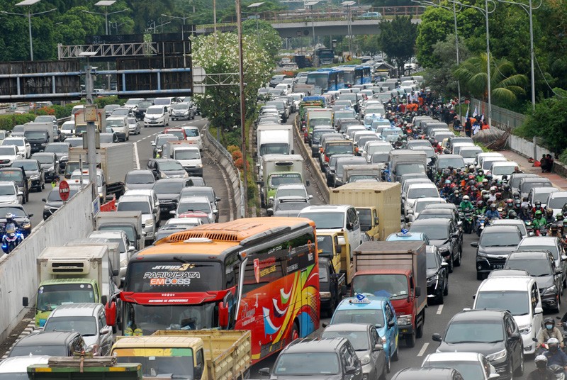 Arus lalulintas Di Depan DPR Mengular