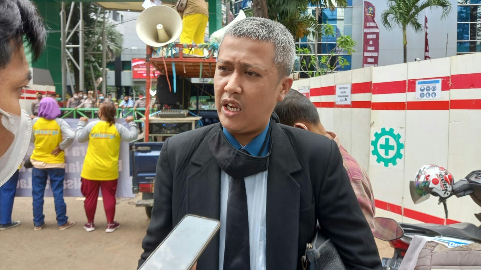 Gelar Aksi Teatrikal di Depan Kantor Kemenkumham, KKH Minta Mantan Suami Nindy Ayunda Ditahan