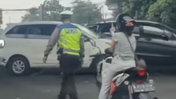 Polda Metro Sayangkan Sikap Perempuan yang Acungkan Jari Tengah ke Polantas