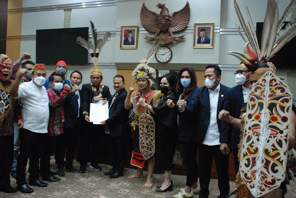 Aliansi Borneo Bersatu Tuntut Edy Mulyadi di Hukum Adat Dayak