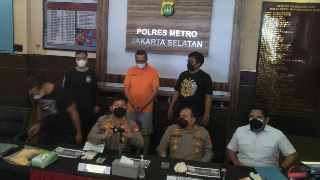 Kesal Zoom Meeting Terganggu Renovasi Rumah Tetangga, Kuli Ditodong dan Disiram Teh