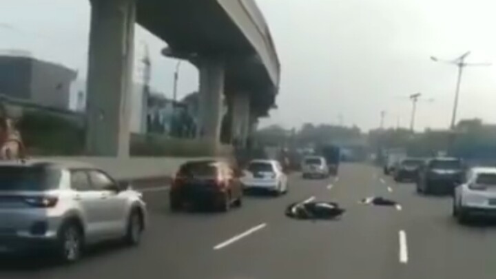 Remaja Pemotor Nyelonong Masuk Tol, Disambar Mobil Hingga Luka Berat