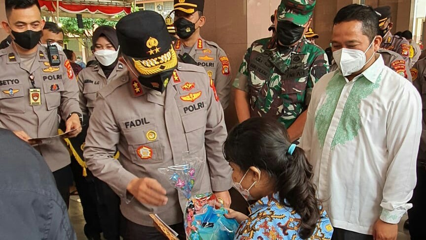Tinjau Vaksinasi di Tangerang, Kapolda Metro Minta Vaksinasi Lansia dan Anak Dikebut
