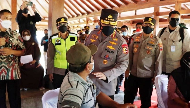 Gelar Vaksinasi di Candi Borobudur, Kapolri: Percepatan di Tempat Wisata yang Interaksi Tinggi 